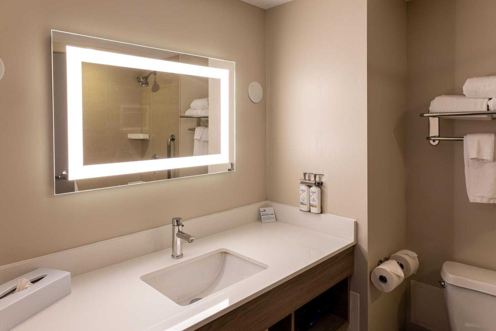 Express & By Ihg 2* Brockville